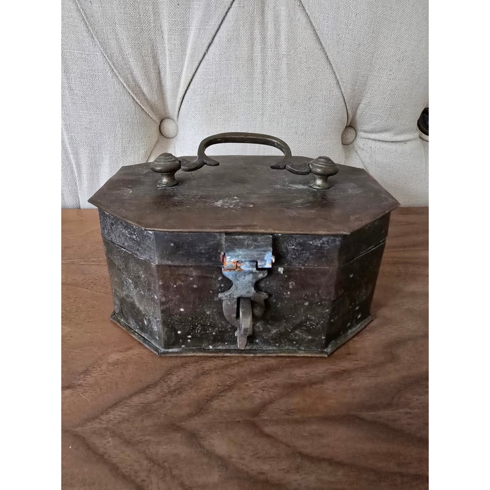 Antique brass octagonal trinket box with handle & latch - Picture 8 of 8